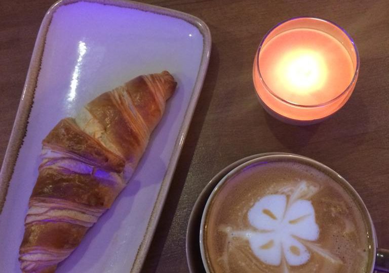 Kaffee und Croissant Kaffee und Croissant